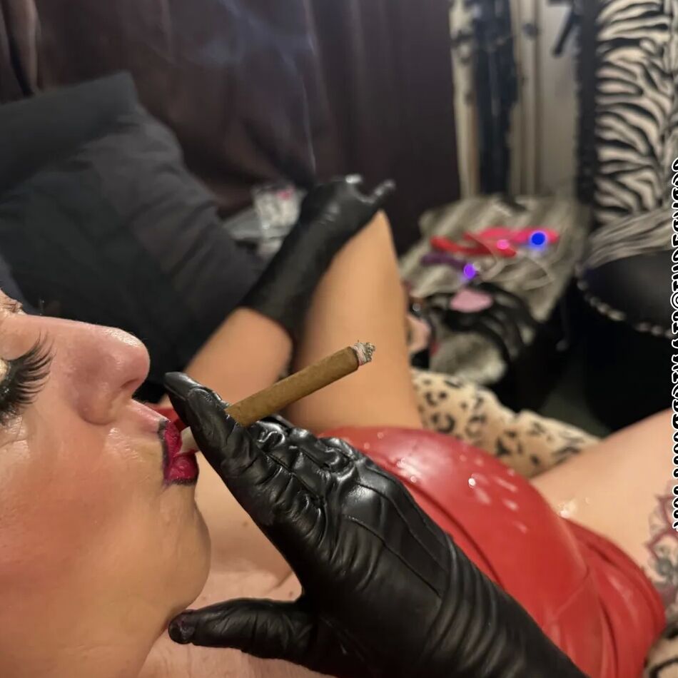 20 Pics RUBBER WHORE SHIRLEY