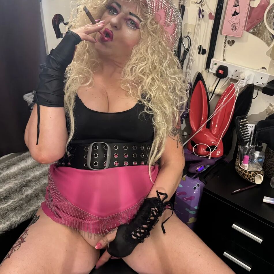 20 Pics SMOKING GODDESS SHIRLEY