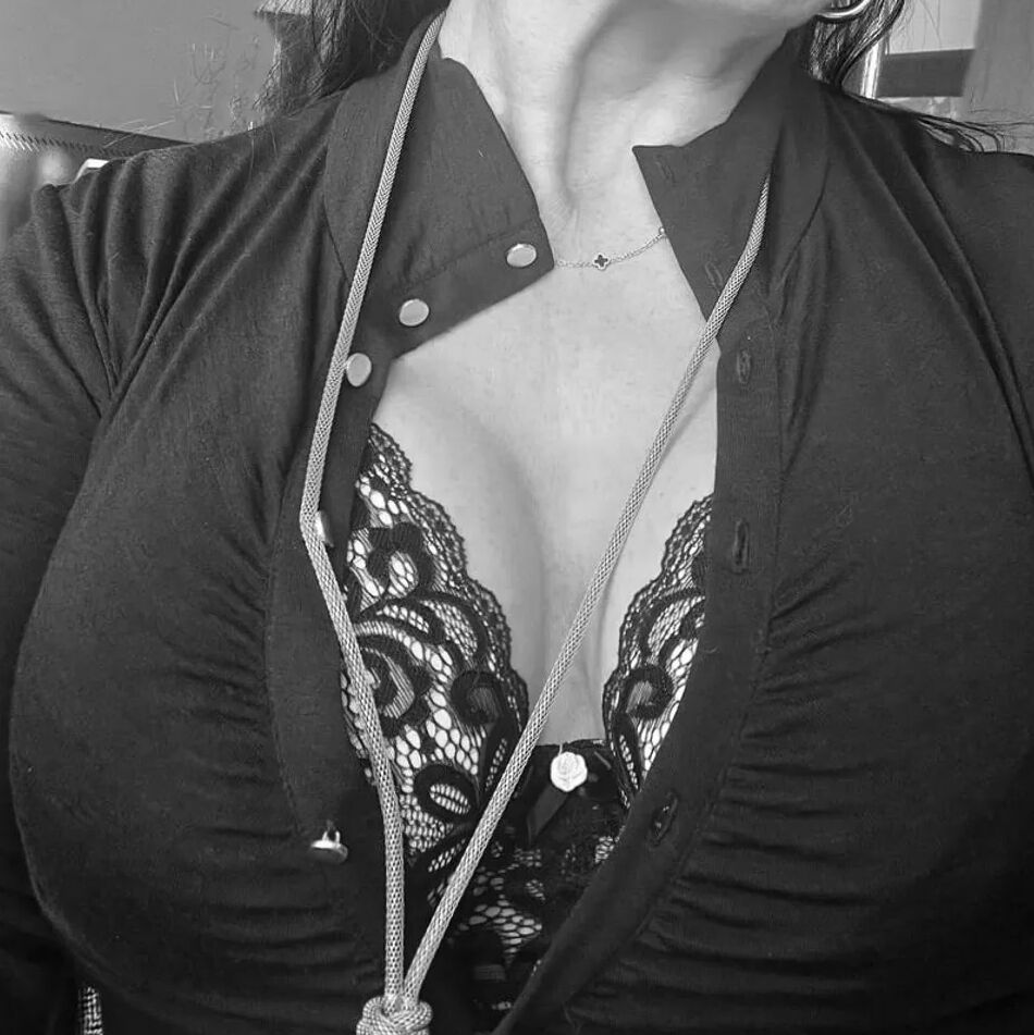 17 Pics Eva, the curvy MILF with 38E boobs from South Africa