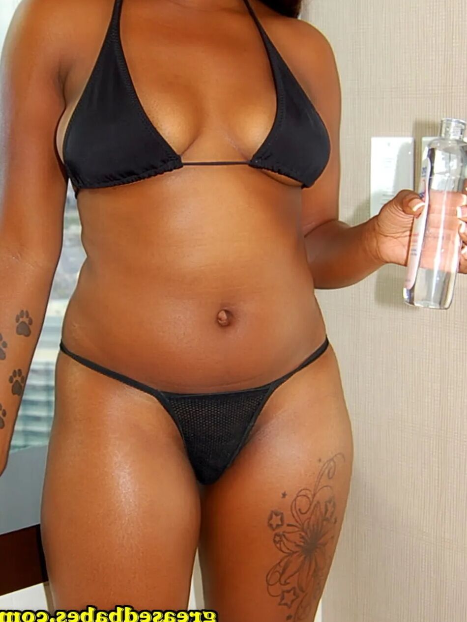 14 Pics Ebony Amateur in Bikini Oils Her Big Black Bubble Butt