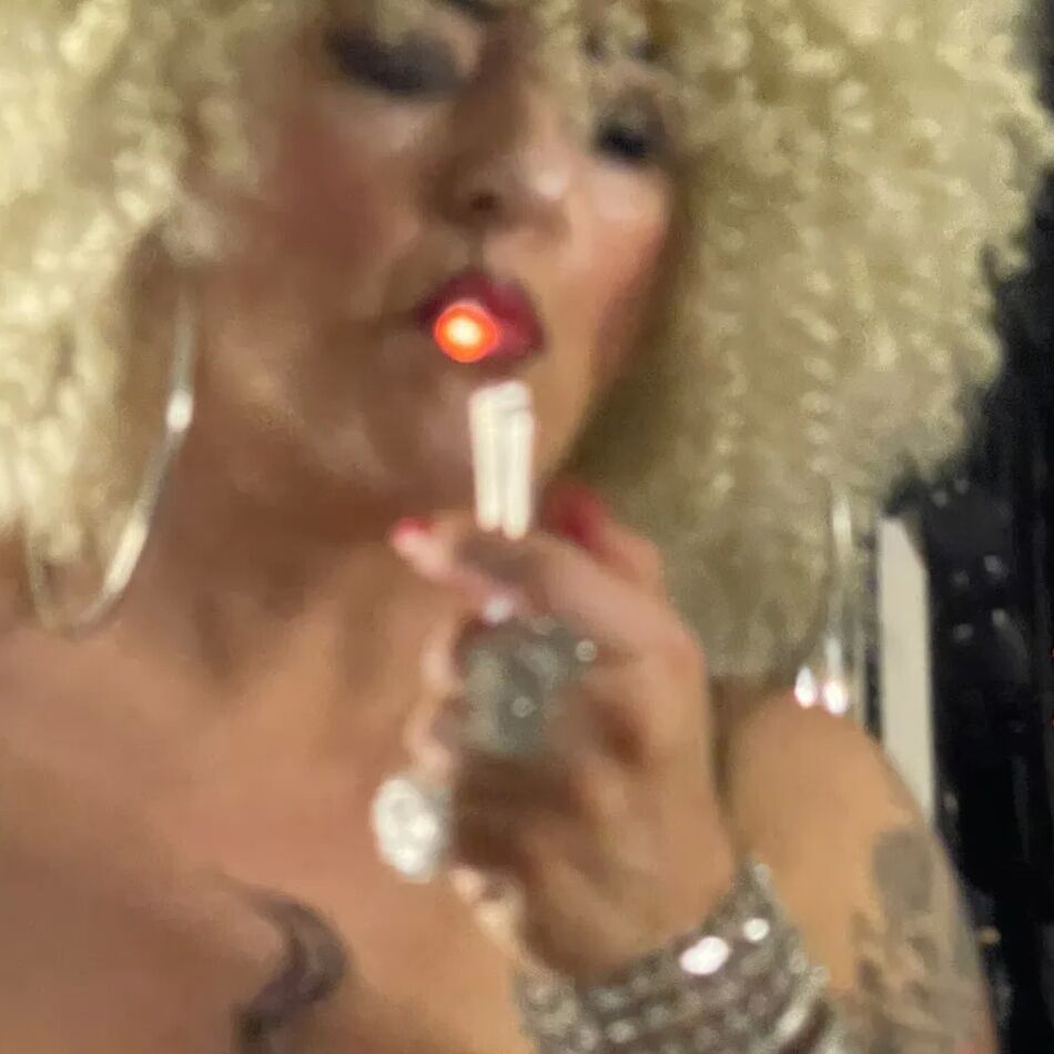 20 Pics SHIRLEY SMOKING WHORE