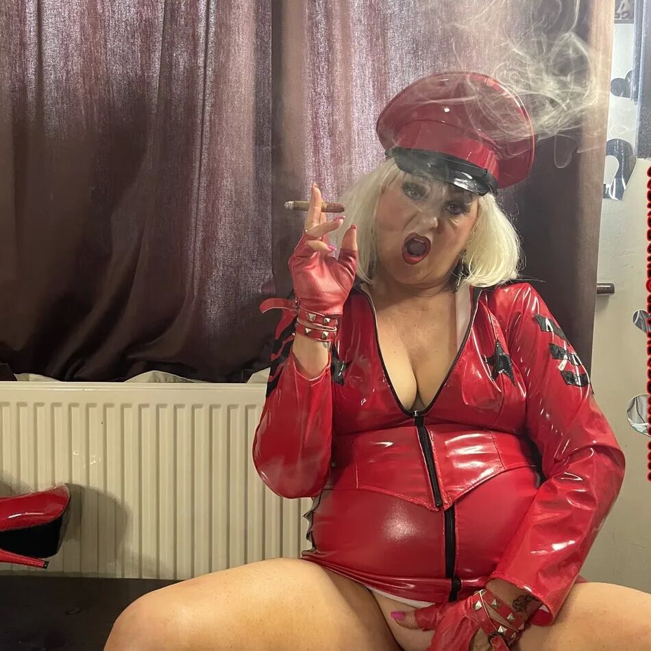 20 Pics MISTRESS SHIRLEY SMOKING HOT