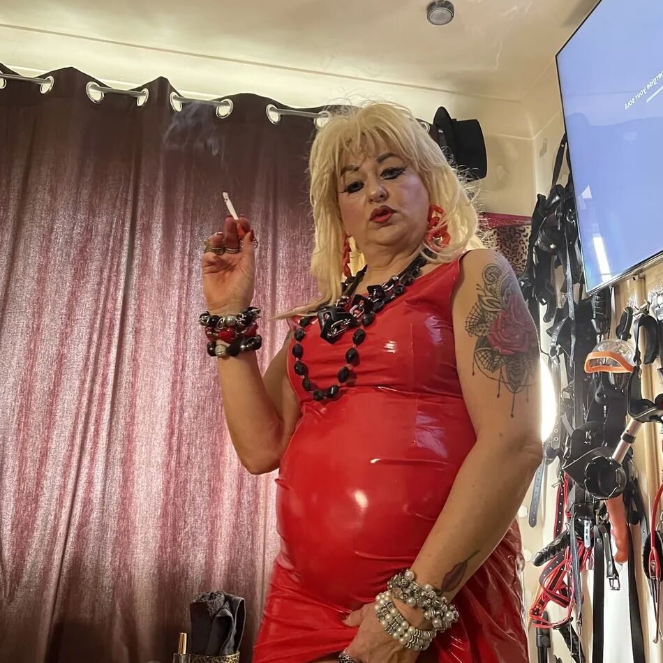 20 Pics RED HOT MOM SHIRLEY