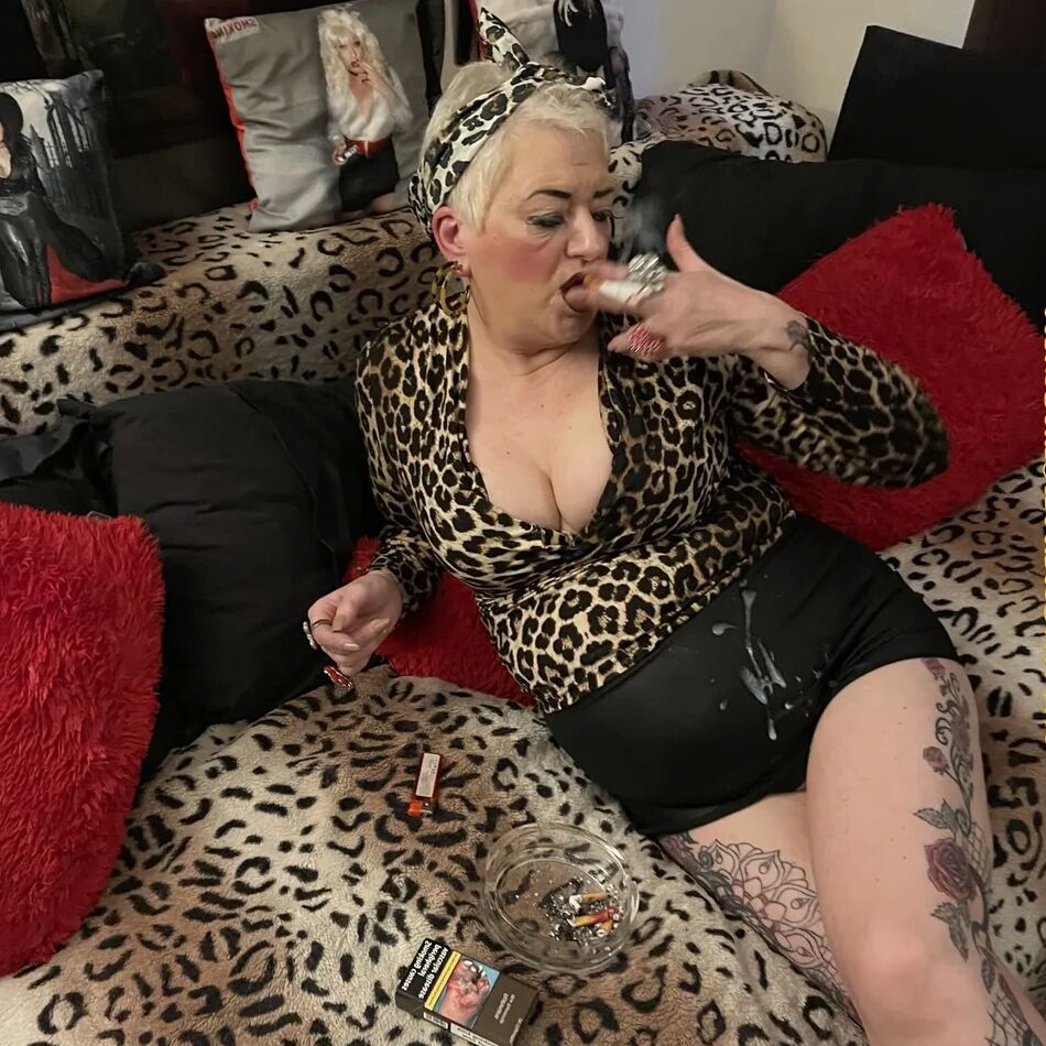 20 Pics MOM NEEDS YOUNG COCK