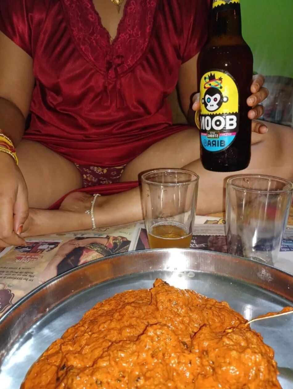 7 Pics Sonali bhabhi k sath party