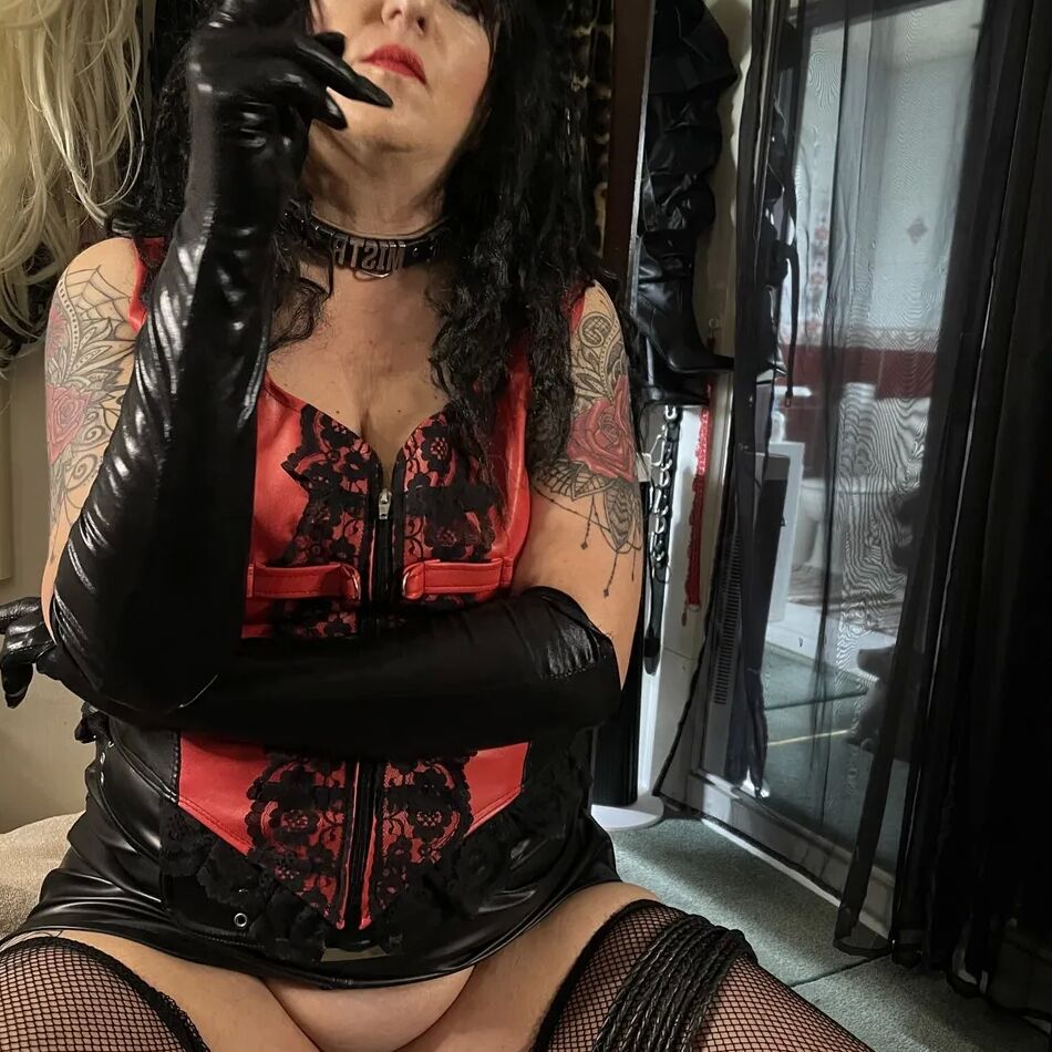 20 Pics MISTRESS SMOKE STRAPON & CIGAR
