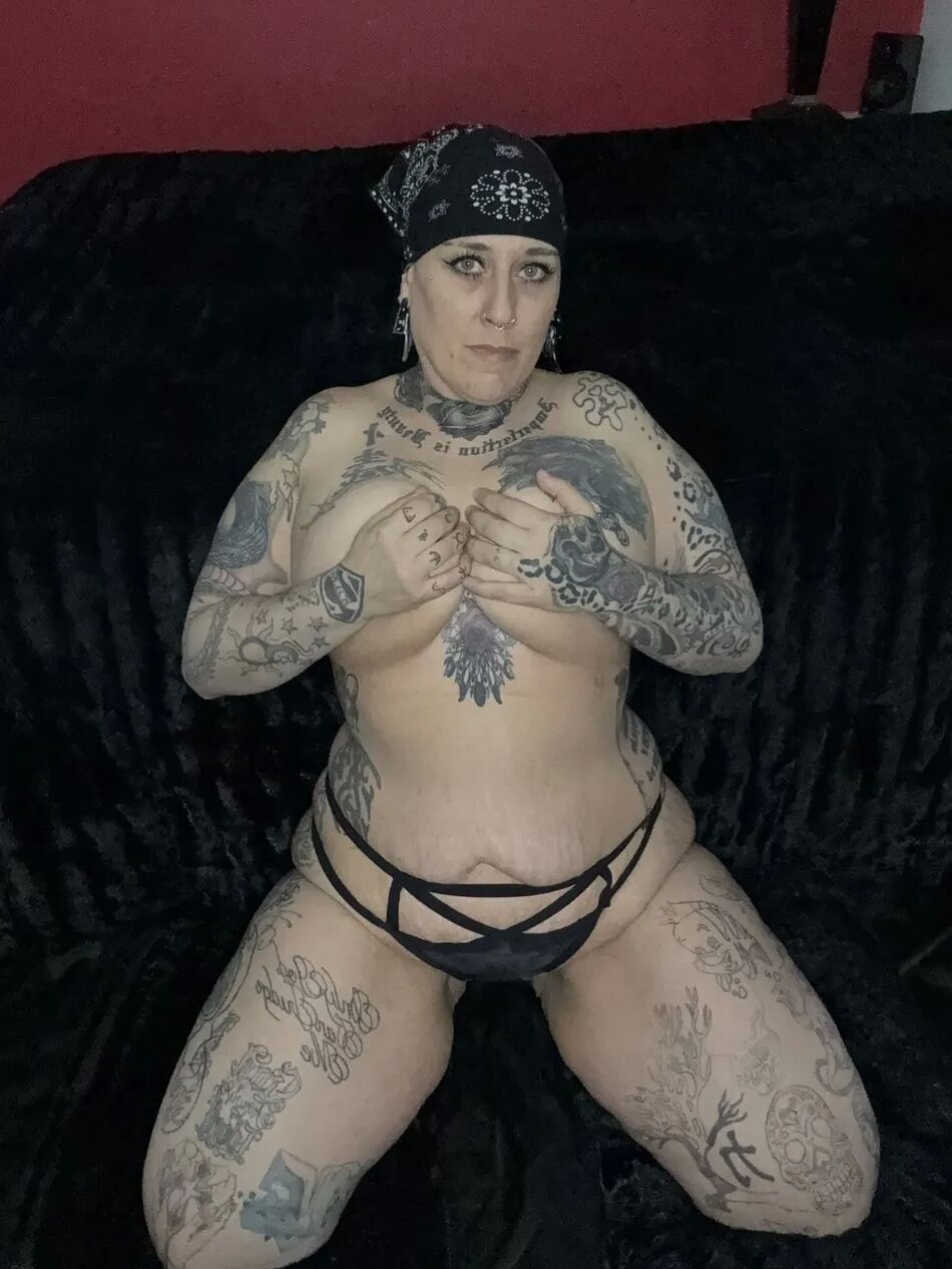 12 Pics Tattooed Snow Bunny