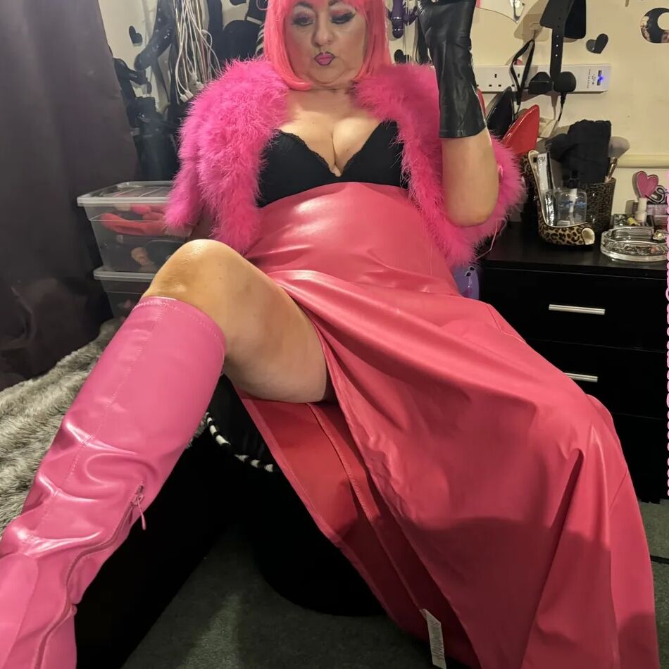 20 Pics HOOKER BARBIE -SHIRLEY