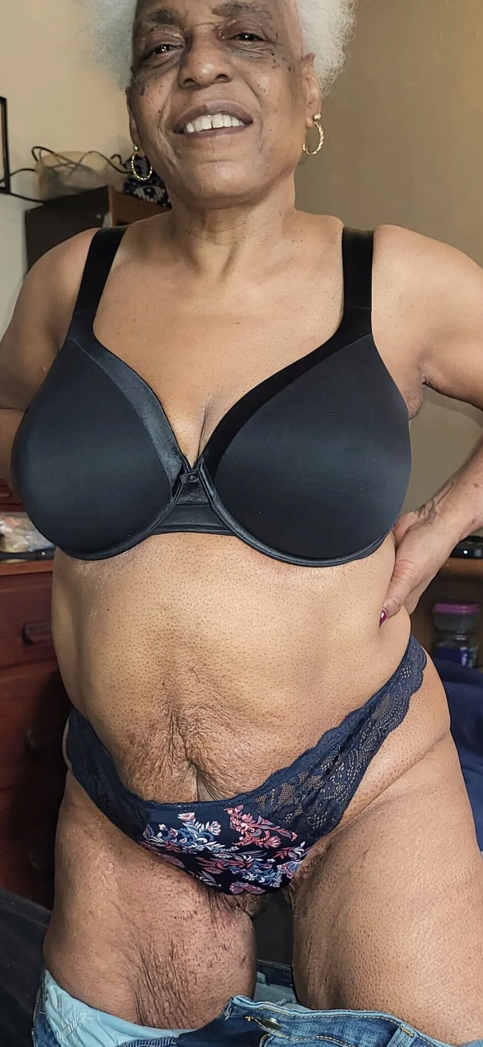 17 Pics Good Ass Mature Pussy on Display
