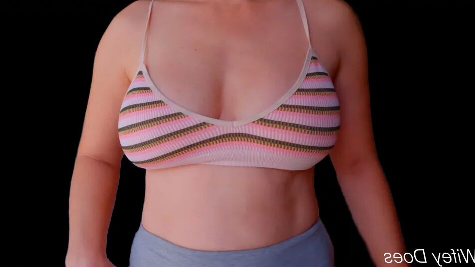 10 Pics Wife stuns in printed bra