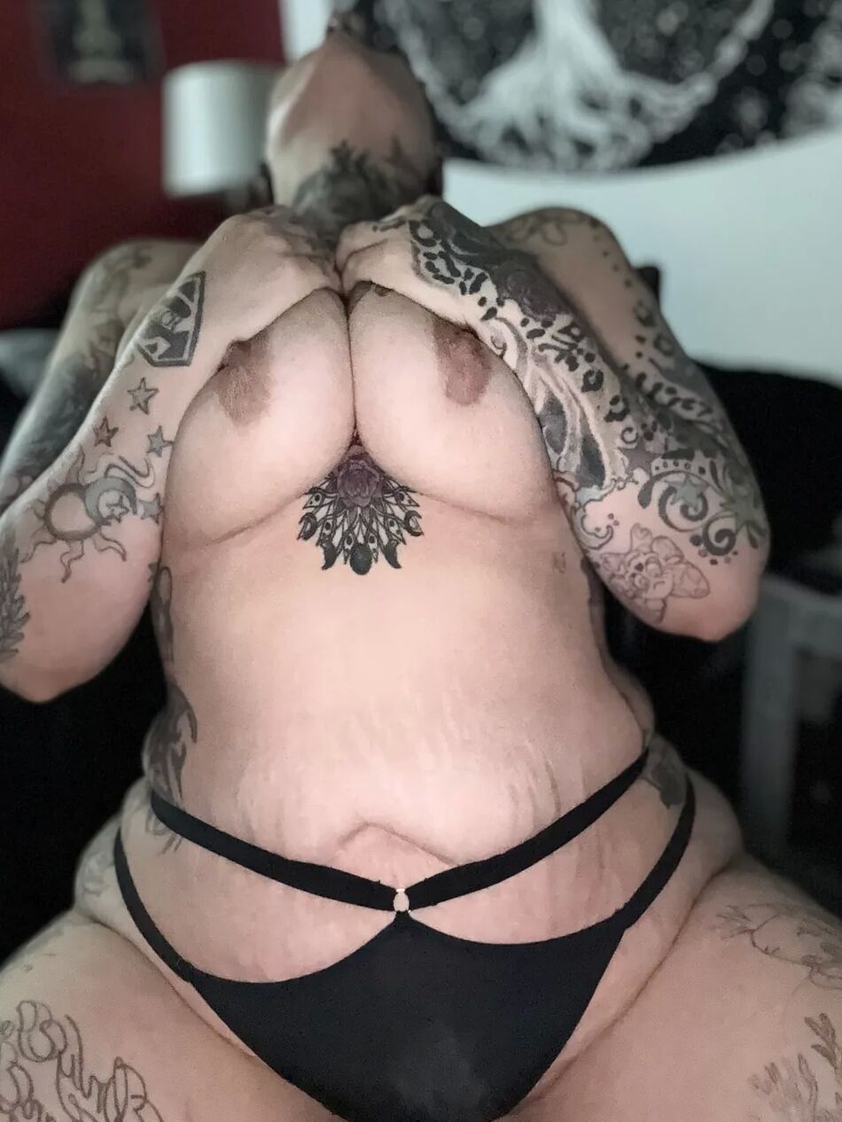 12 Pics Tattooed Snow Bunny