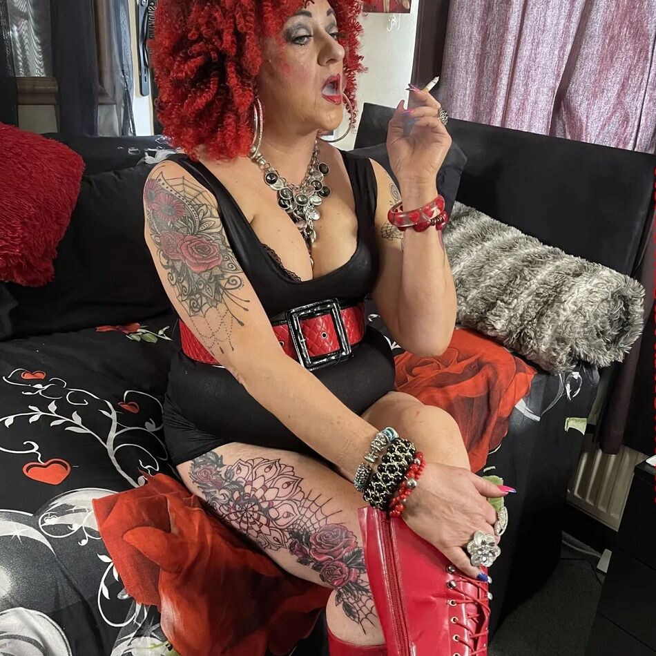 20 Pics RED WHORE SHIRLEY