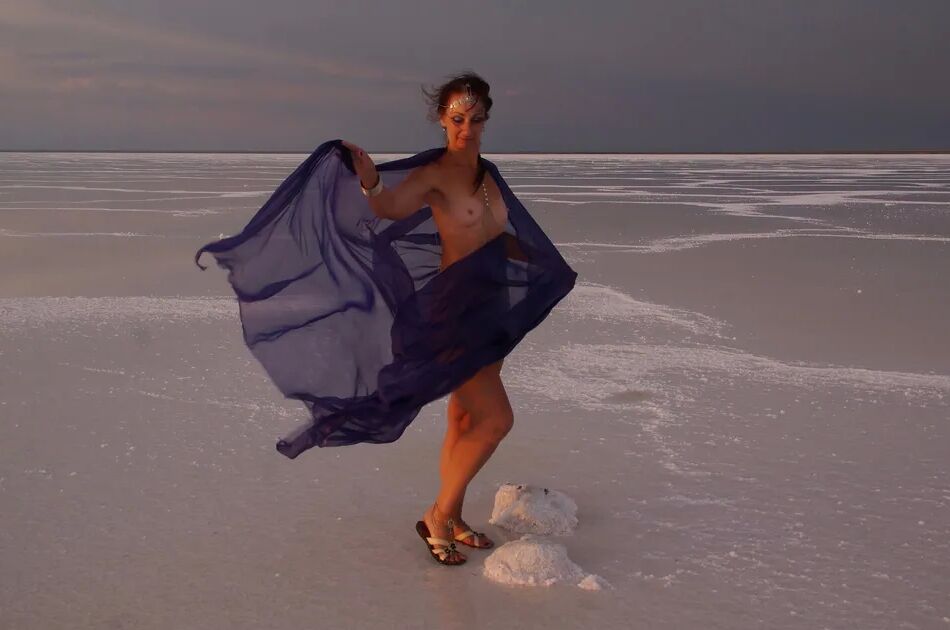 20 Pics On Sunset-Light with DeepBlue Shawl on Salt- Lake