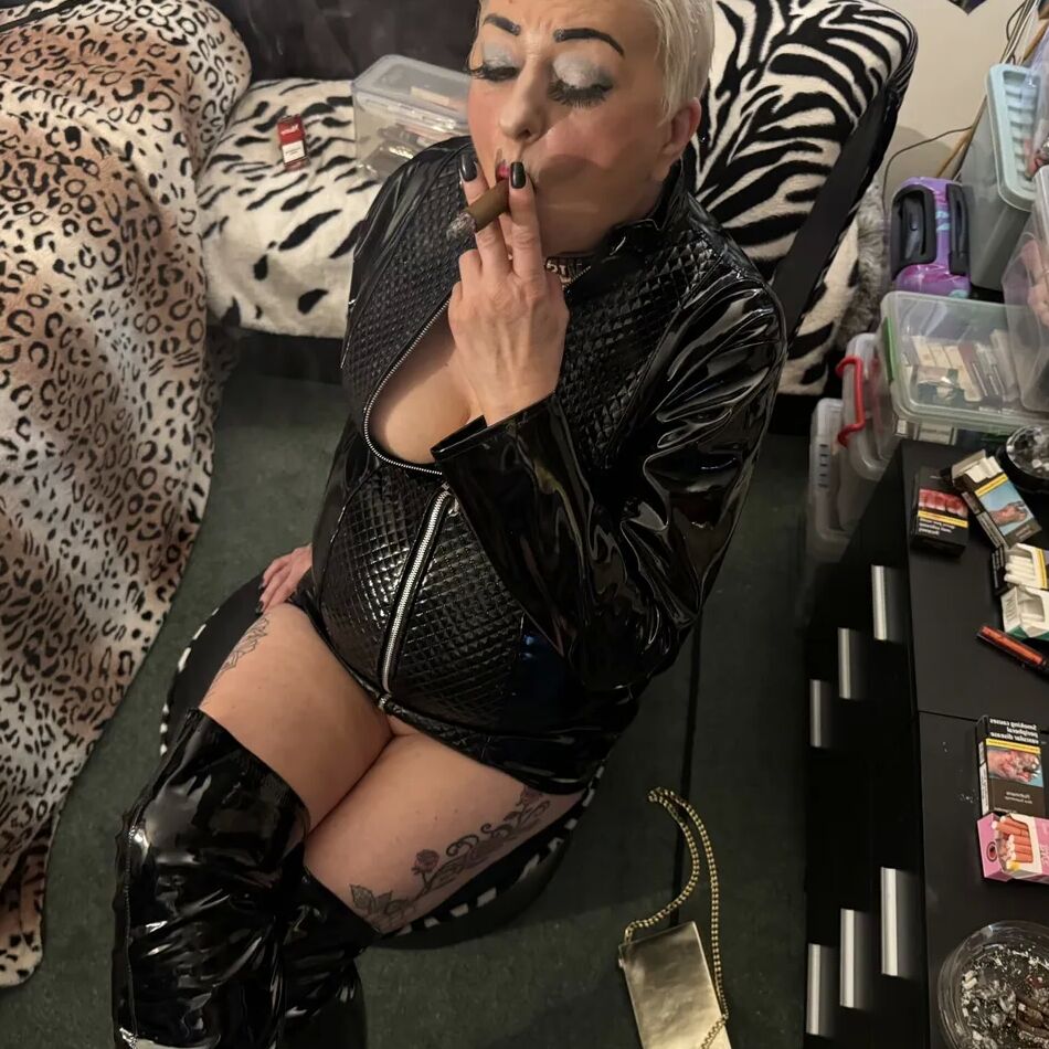 20 Pics THE MRS & MISTRESS