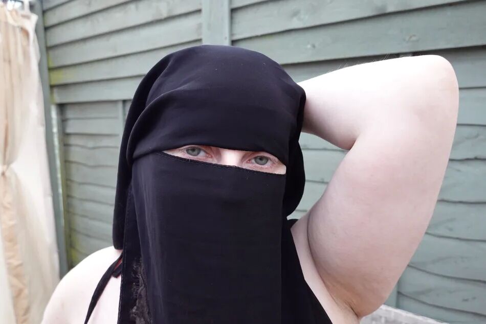 12 Pics Niqab naked in stockings and suspenders