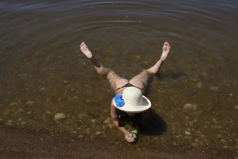 20 Pics Ass, Legs and Water