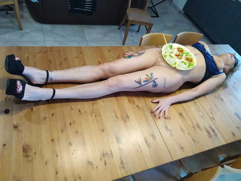 11 Pics Nyotaimori session for beauty mom