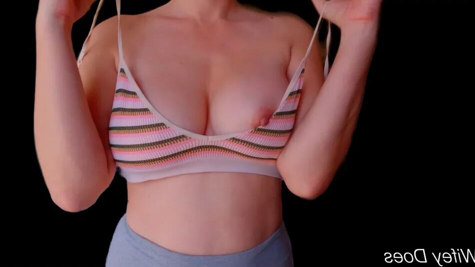 10 Pics Wife stuns in printed bra