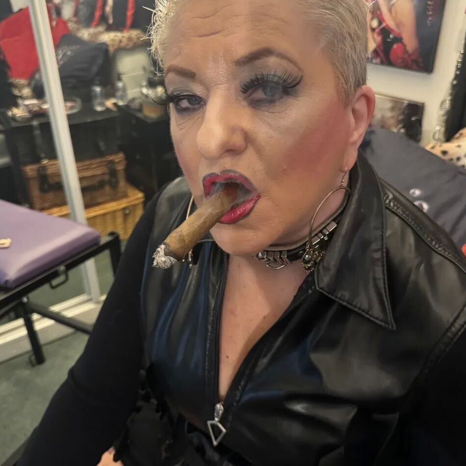 20 Pics SHIRLEY SMOKING DOMINATION
