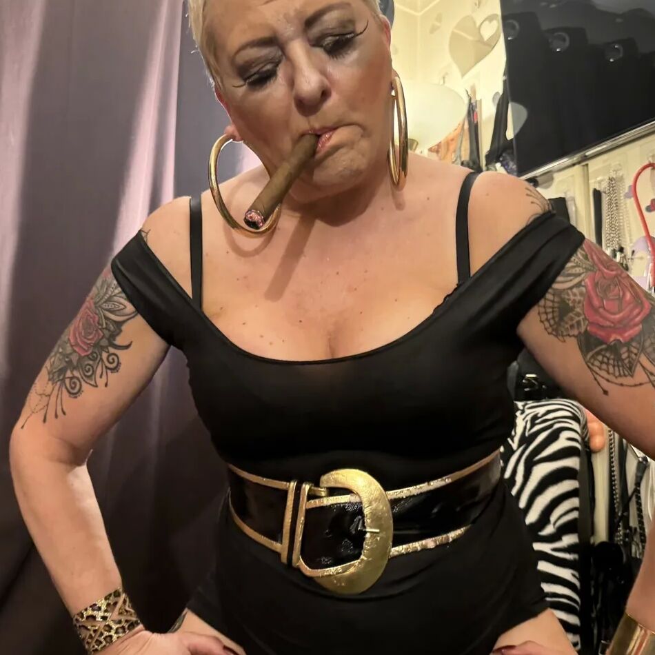 20 Pics SMOKING CIGAR GIRL SHIRLEY