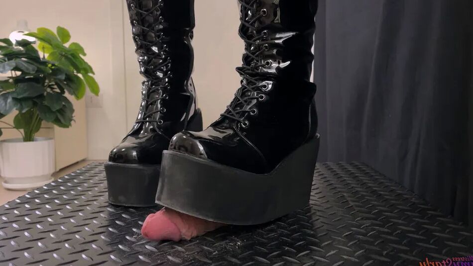 10 Pics Heavy Crushing in Black Dirty Platforms