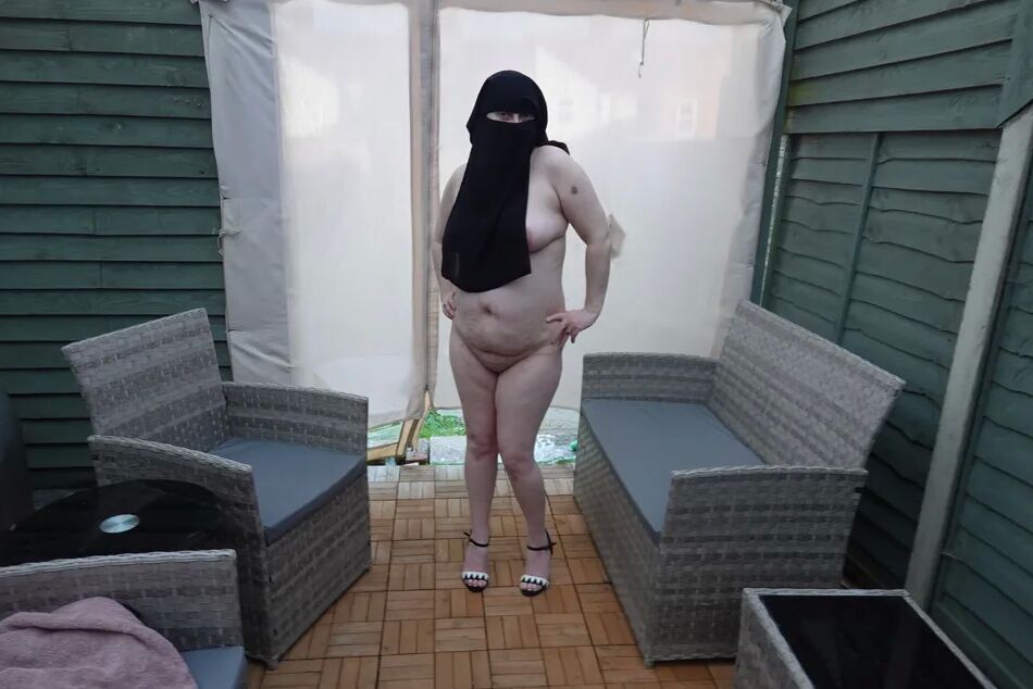 15 Pics Curvy Wife Niqab naked in high heels