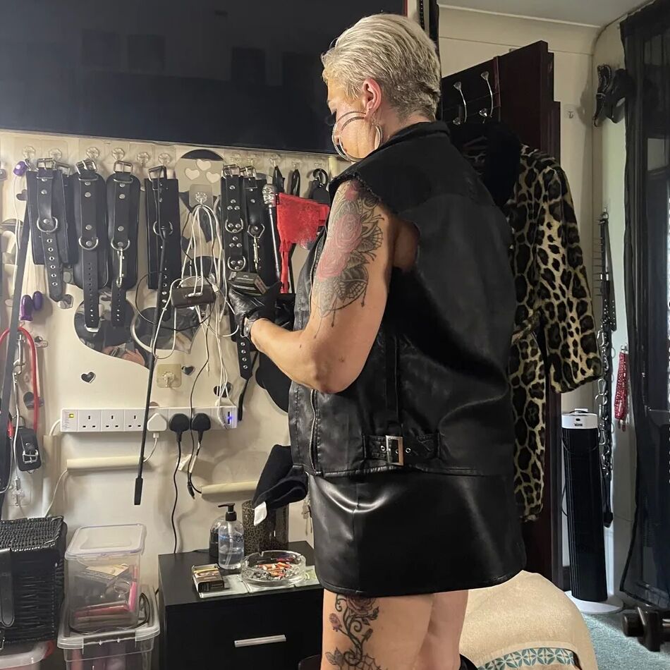 20 Pics BIKER WHORE SHIRLEY