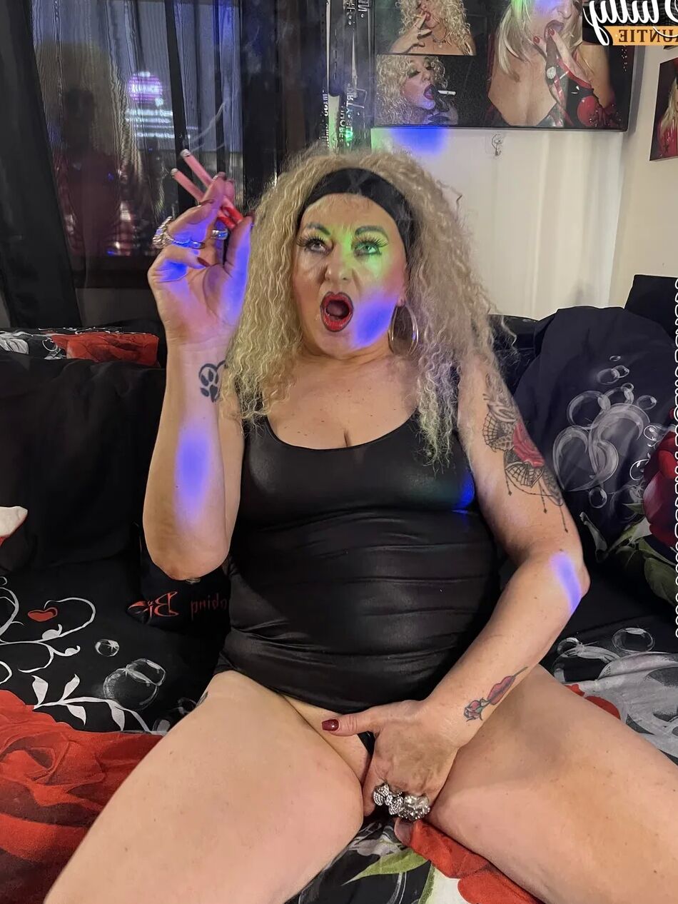 20 Pics SLUTTY AUNTIE SHIRLEY