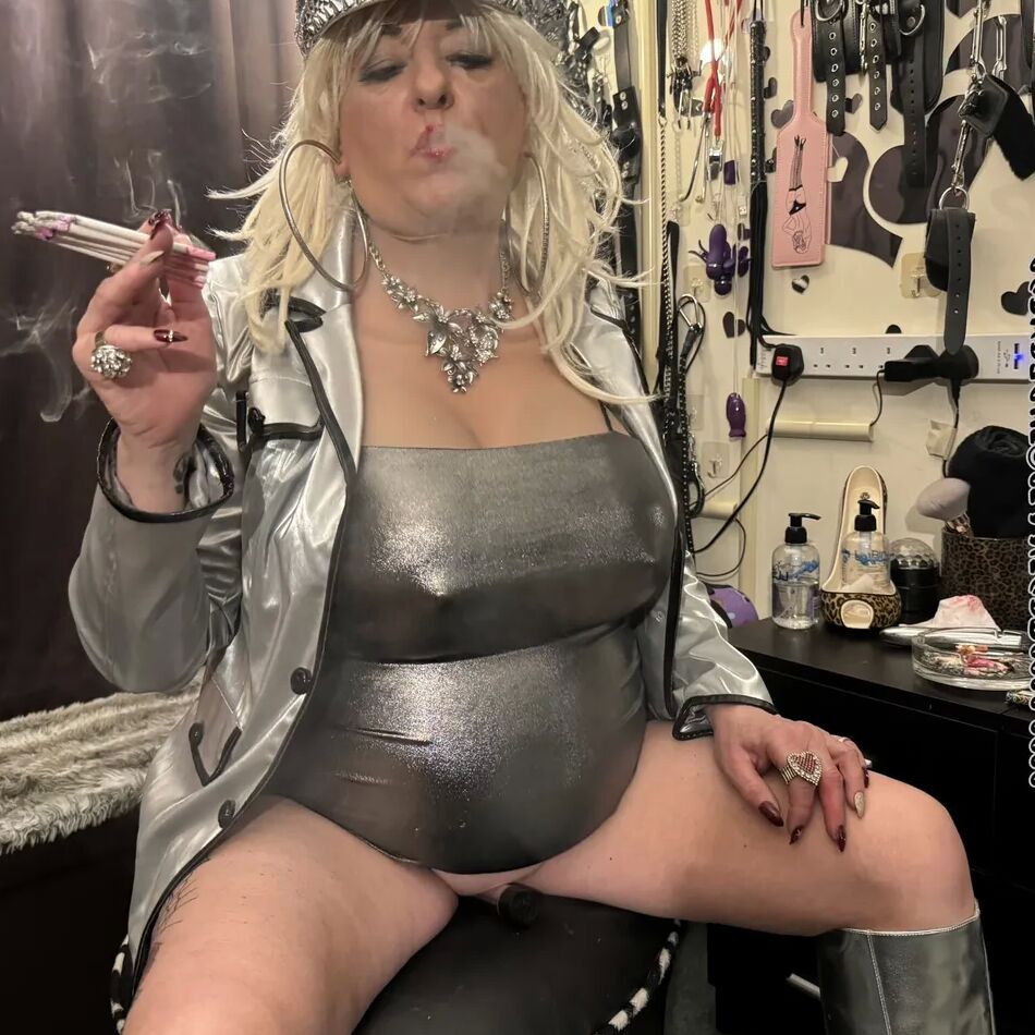 20 Pics SLUTTY MOM SHIRLEY WANTING COCK