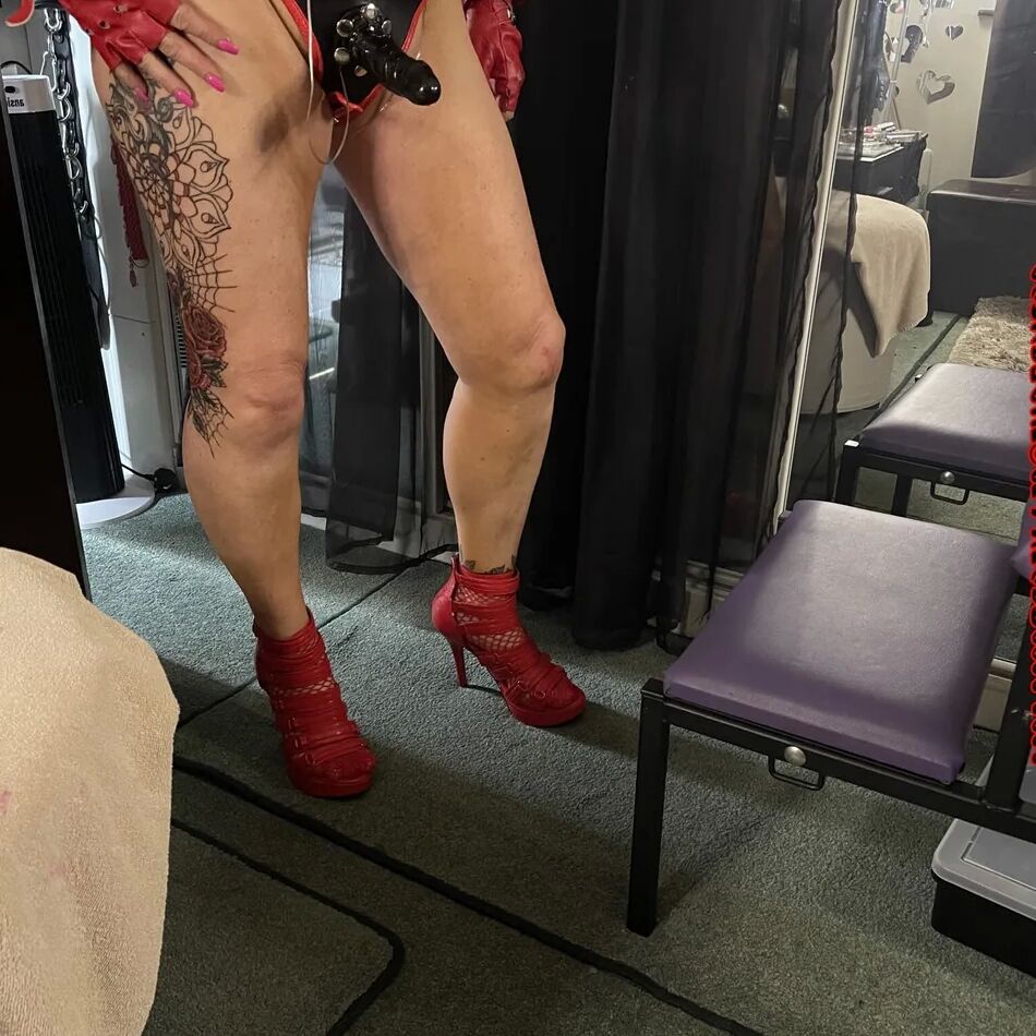 20 Pics MISTRESS SHIRLEY SMOKING HOT