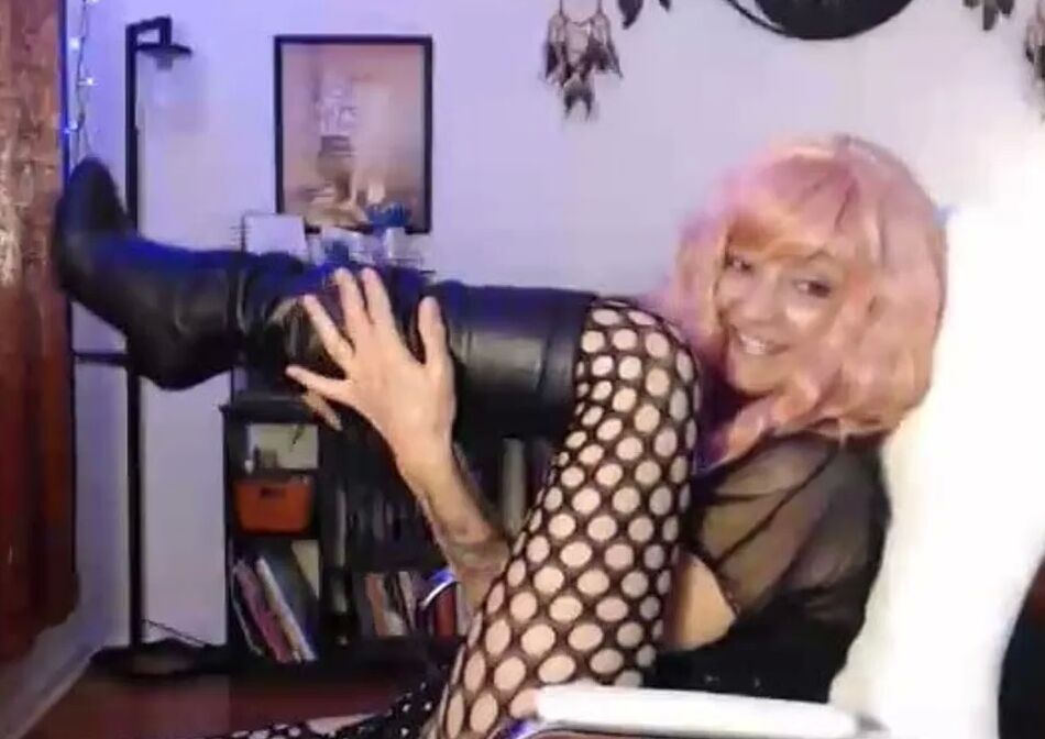 10 Pics Cam Show Snapshots Feet Heels Fishnets