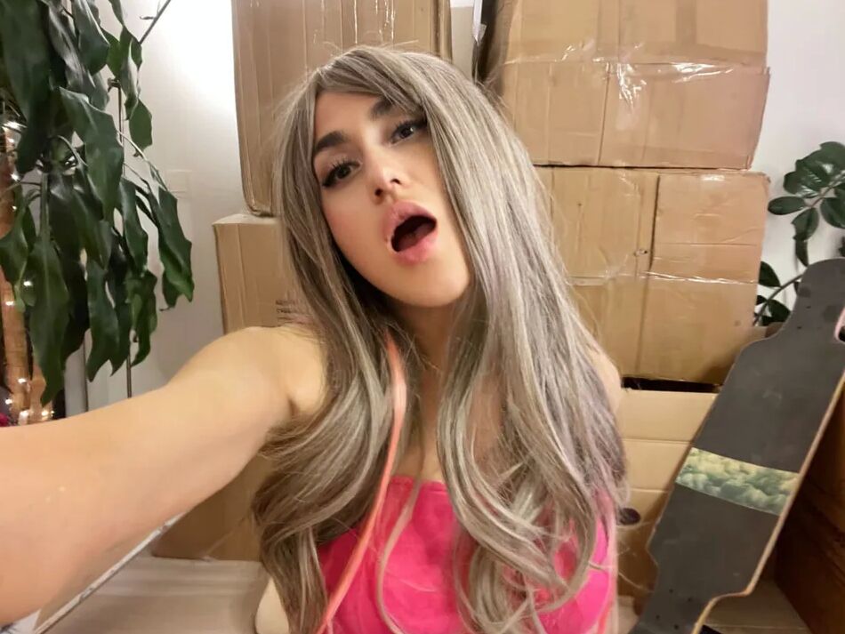 16 Pics Porn model, sexy girl show next to boxes and longboards