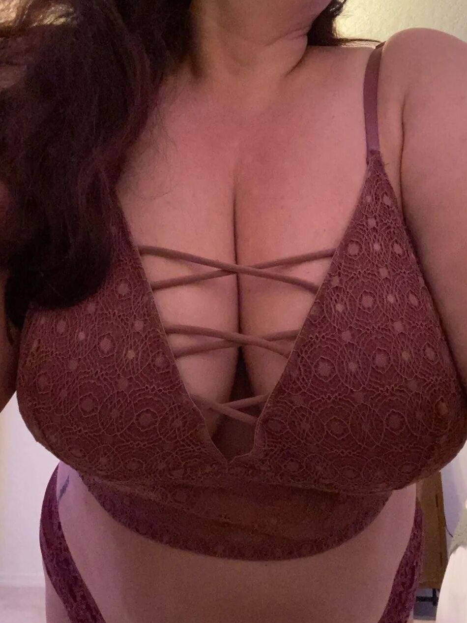 10 Pics playing 'round
