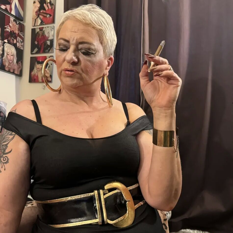20 Pics SMOKING CIGAR GIRL SHIRLEY