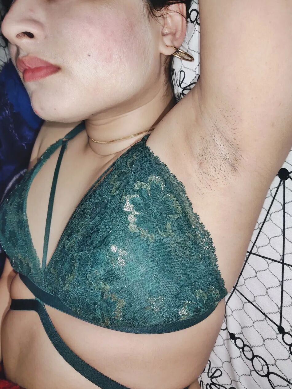 12 Pics My Armpits in green bra