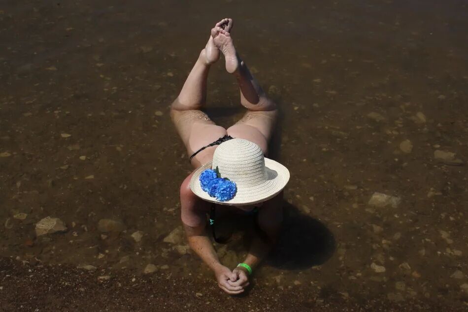 20 Pics Ass, Legs and Water