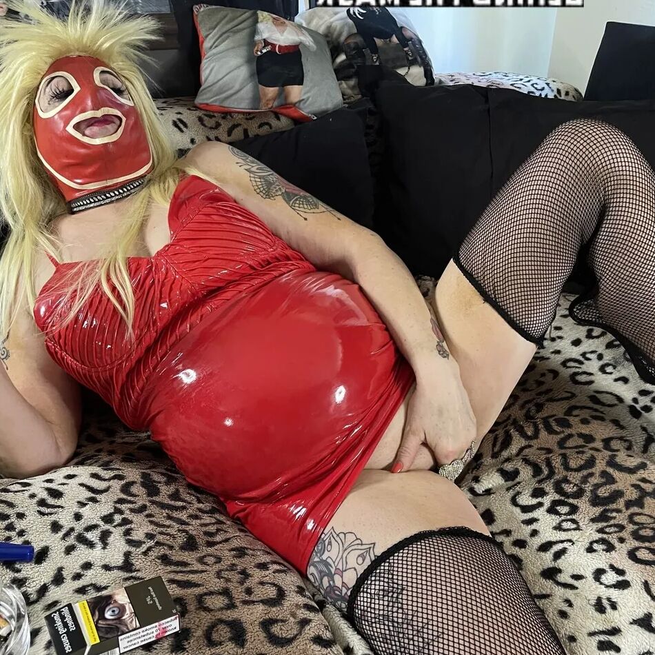 20 Pics SLUT BEHIND THE MASK
