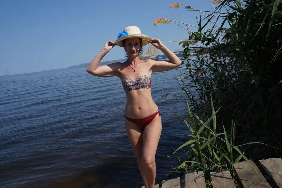 20 Pics Legs play on a wooden platform