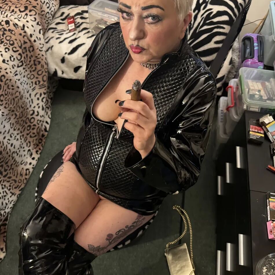20 Pics THE MRS & MISTRESS
