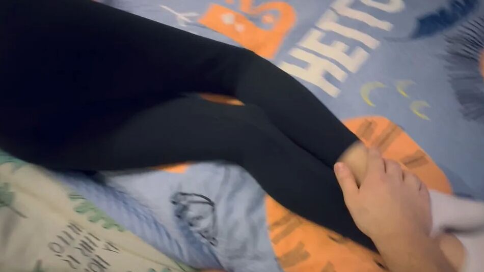 20 Pics Beautiful girls steadily sticking in their iPhone. This vide