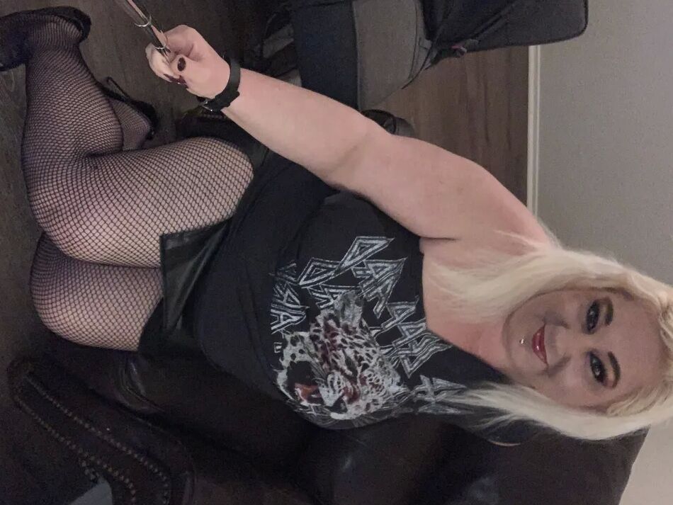 17 Pics Horny hot step mom teachers how to masturbate