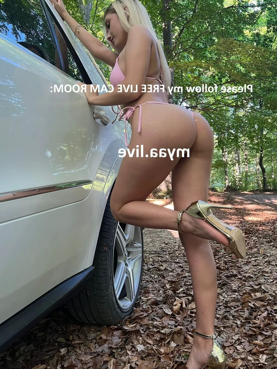 6 Photos Photos en extérieur, sur ma voiture et dans ma voiture, jambes écartées, en sexe