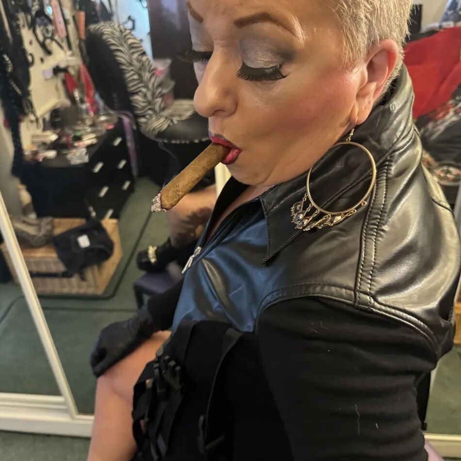 20 Pics SHIRLEY SMOKING DOMINATION