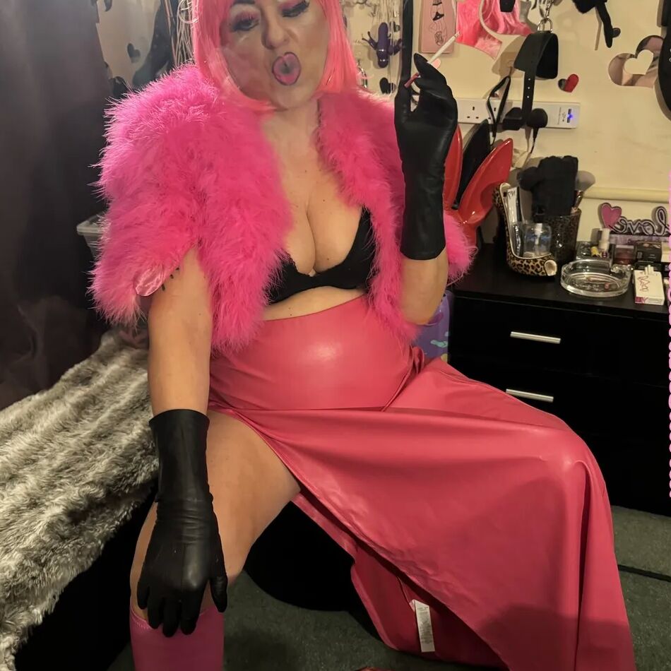 20 Pics HOOKER BARBIE -SHIRLEY