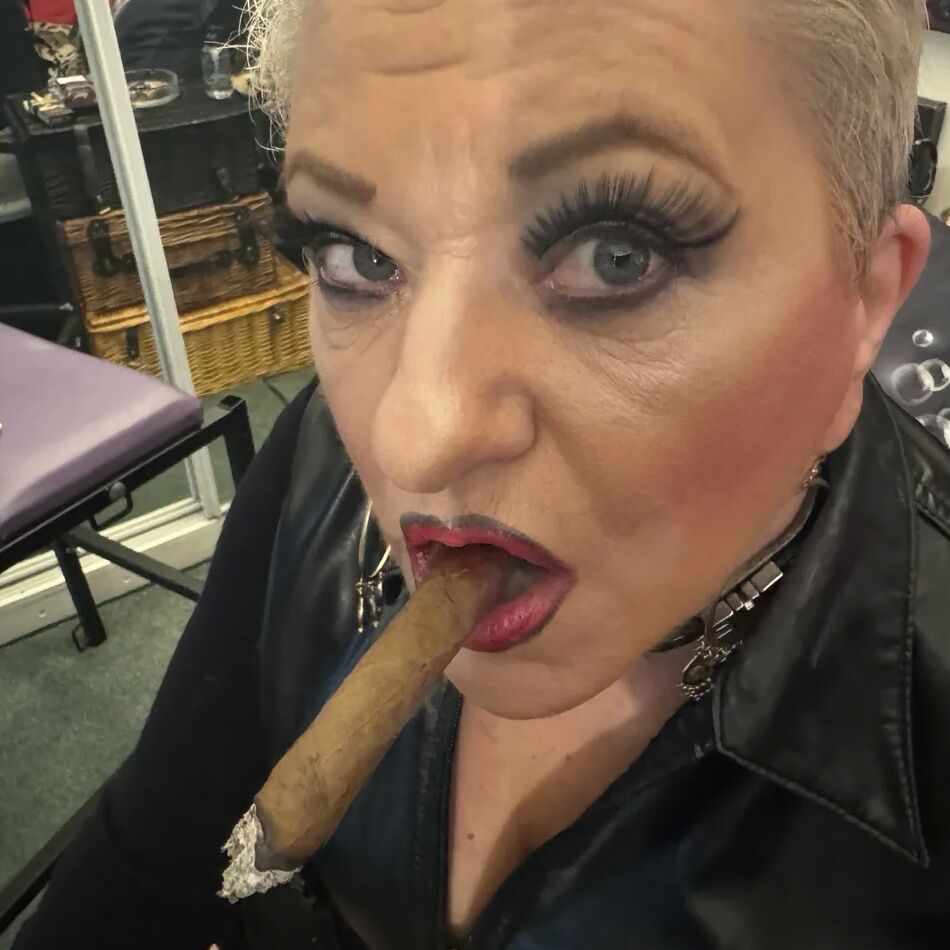 20 Pics SHIRLEY SMOKING DOMINATION