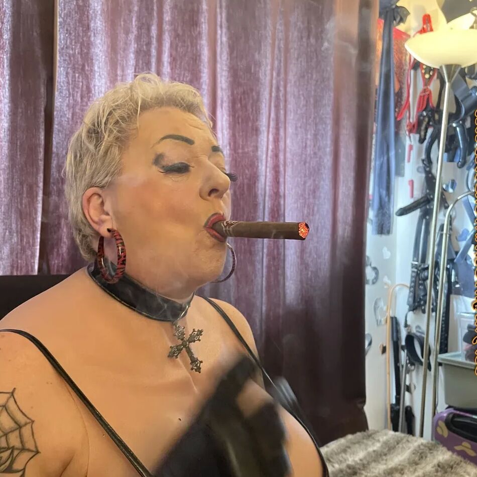 20 Pics SHIRLEY SMOKE BREAK BEFORE NEXT ONE