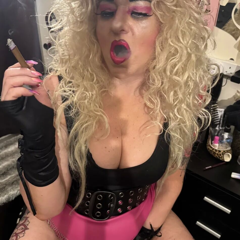 20 Pics SMOKING GODDESS SHIRLEY