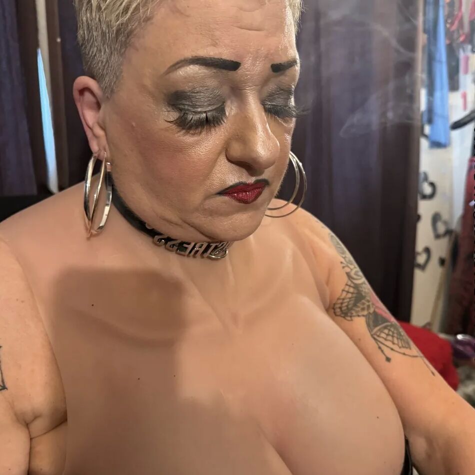 20 Pics MISTRESS WAITING SLAVE