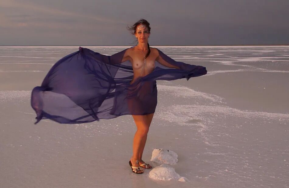 20 Pics On Sunset-Light with DeepBlue Shawl on Salt- Lake