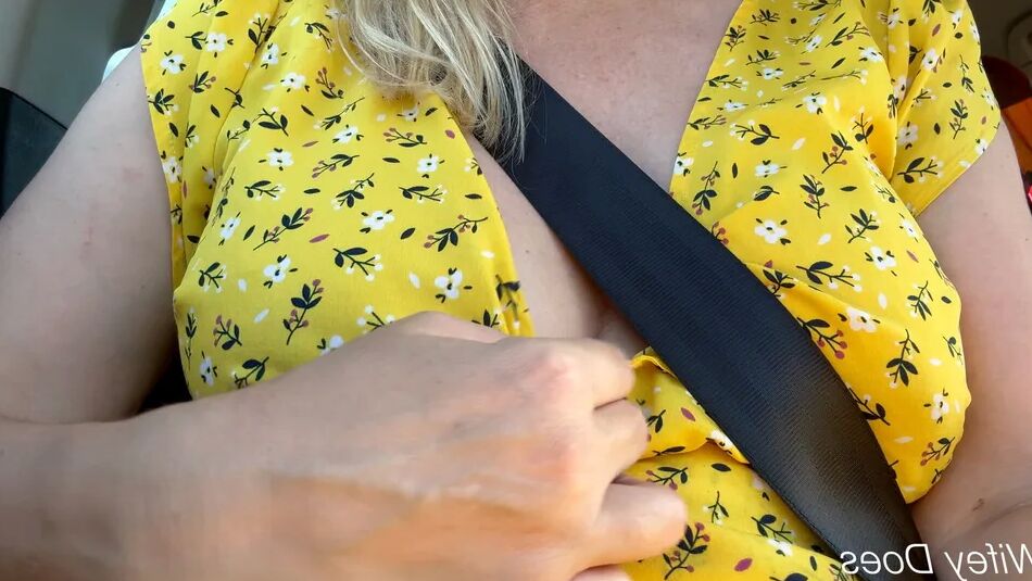 19 Pics Wifey flashes her amazing tits in the car